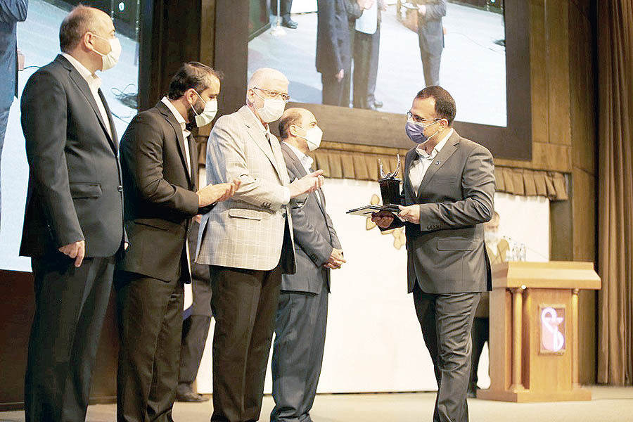 تندیس سیمین جایزه مدیریت مالی ایران به بزرگترین تولیدکننده لوازم خانگی کشور رسید