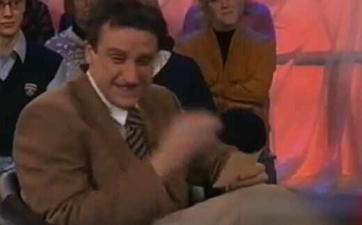 اخراج جنجالی مجری تلویزیون به خاطر خندیدن به مهمان برنامه!+فیلم