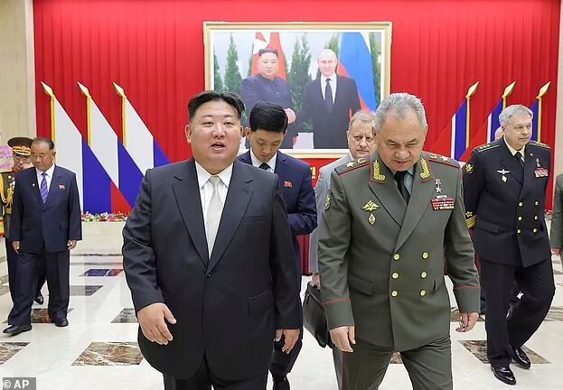 تصاویری خبرساز از پوتین بر دیوارهای مقر ریاست رهبر کره شمالی