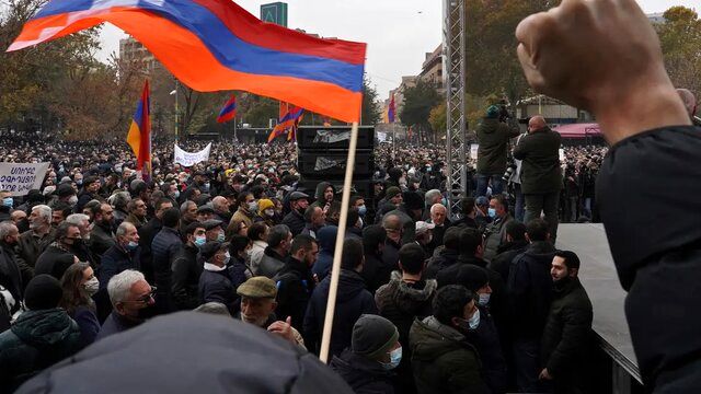 ورود معترضان در ارمنستان به ساختمانی دولتی