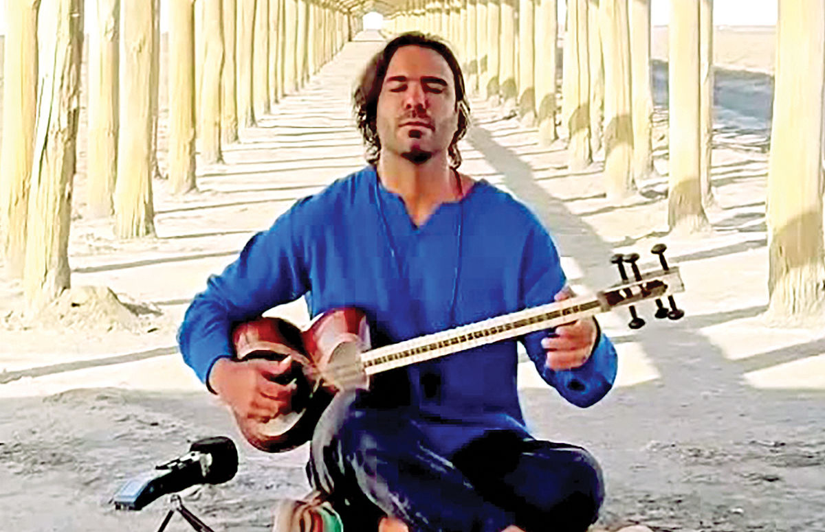 نوازندگی علی قمصری در سوگ دریاچه ارومیه 
