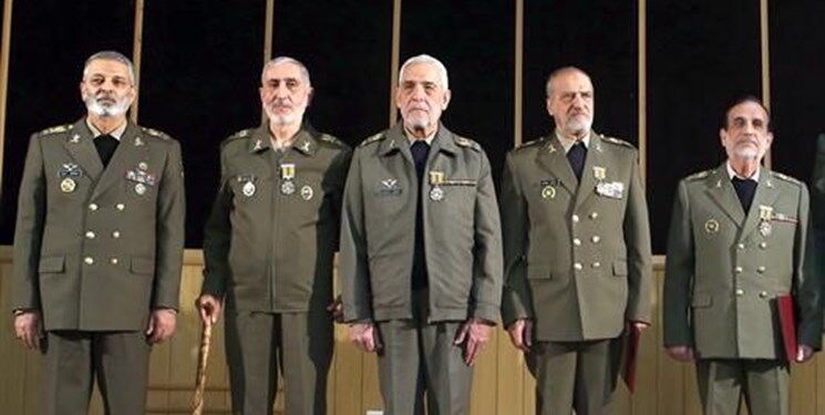 اعطای نشان فداکاری به چهار فرمانده ارتش