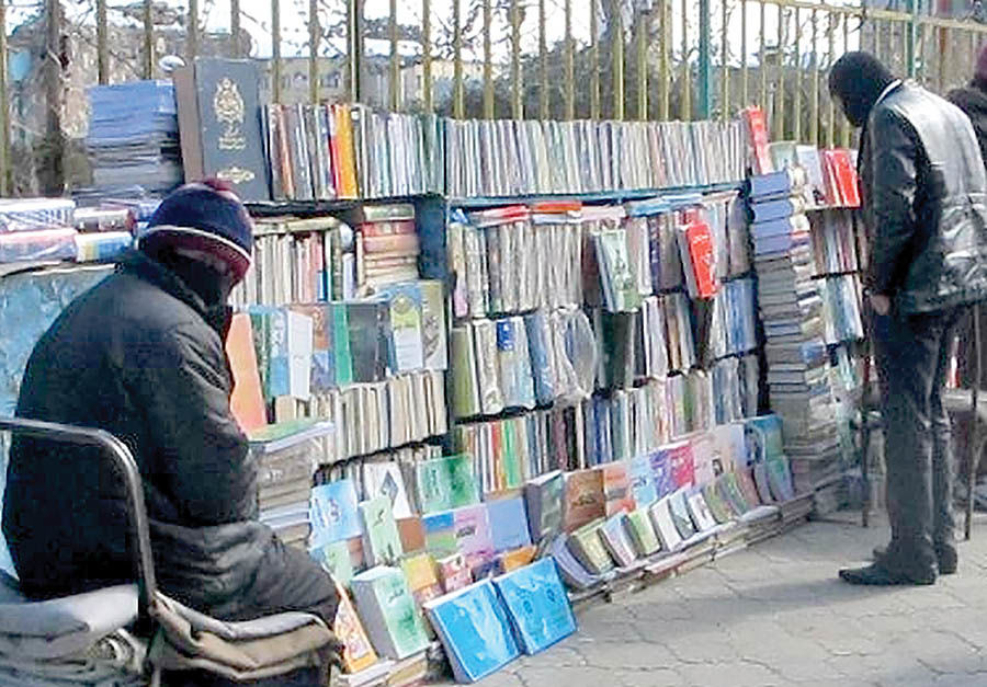 درخواست کتابفروشان راسته انقلاب برای جمع‌آوری دستفروشان 