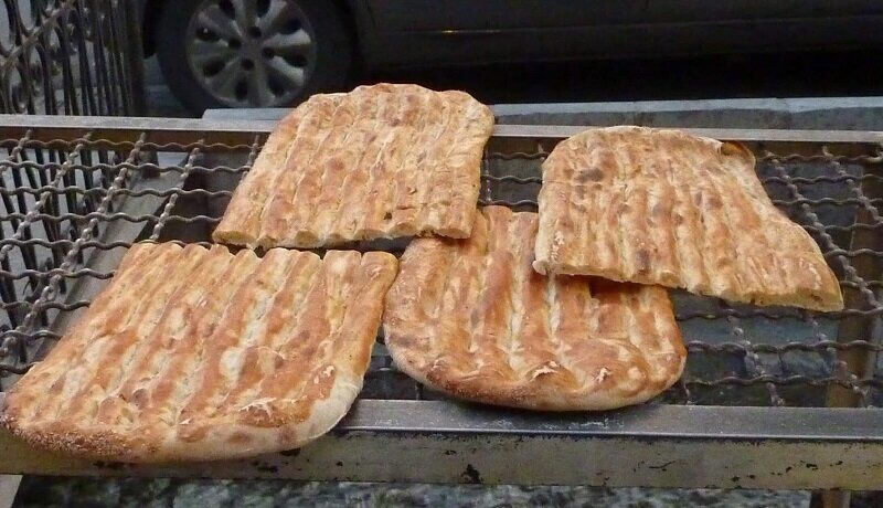 تصویری جالب از یک نانوایی سنگکی در دوره قاجار+عکس