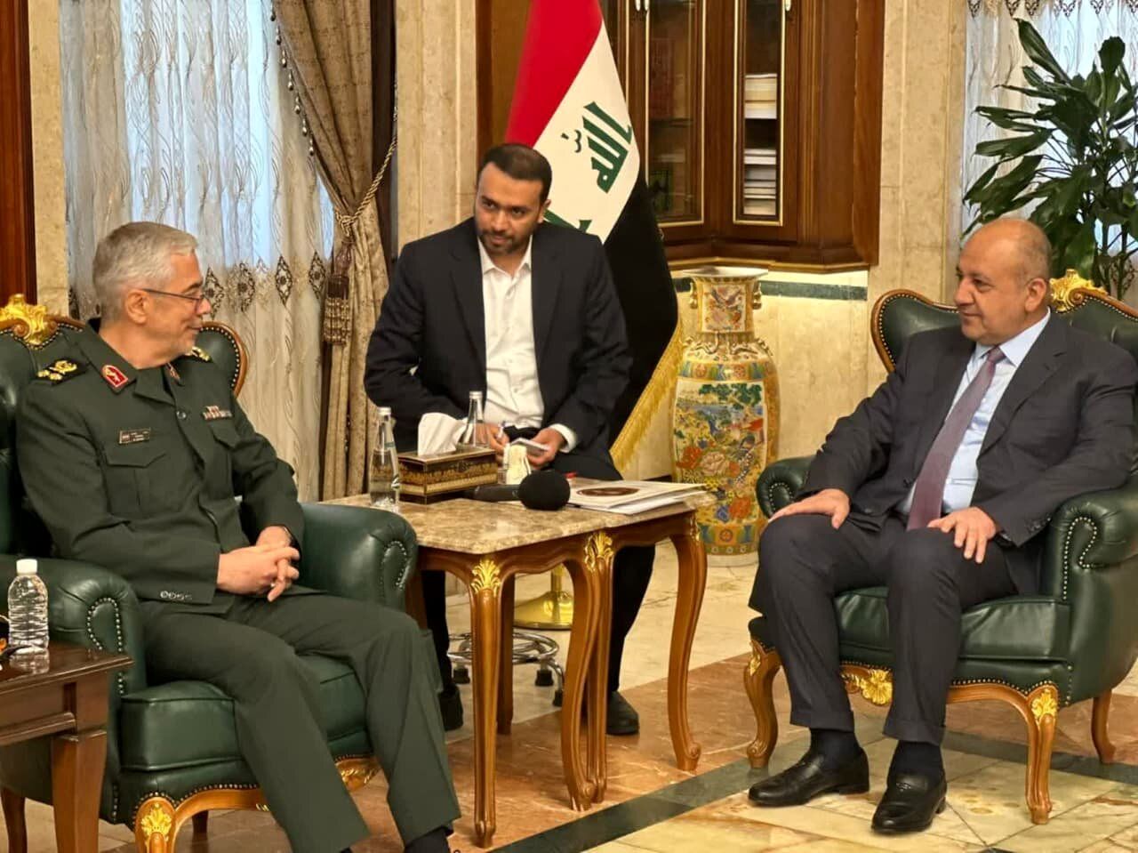 دیدار سرلشکر باقری با وزیر دفاع عراق/ آمادگی ایران برای انتقال دانش نظامی خود به بغداد