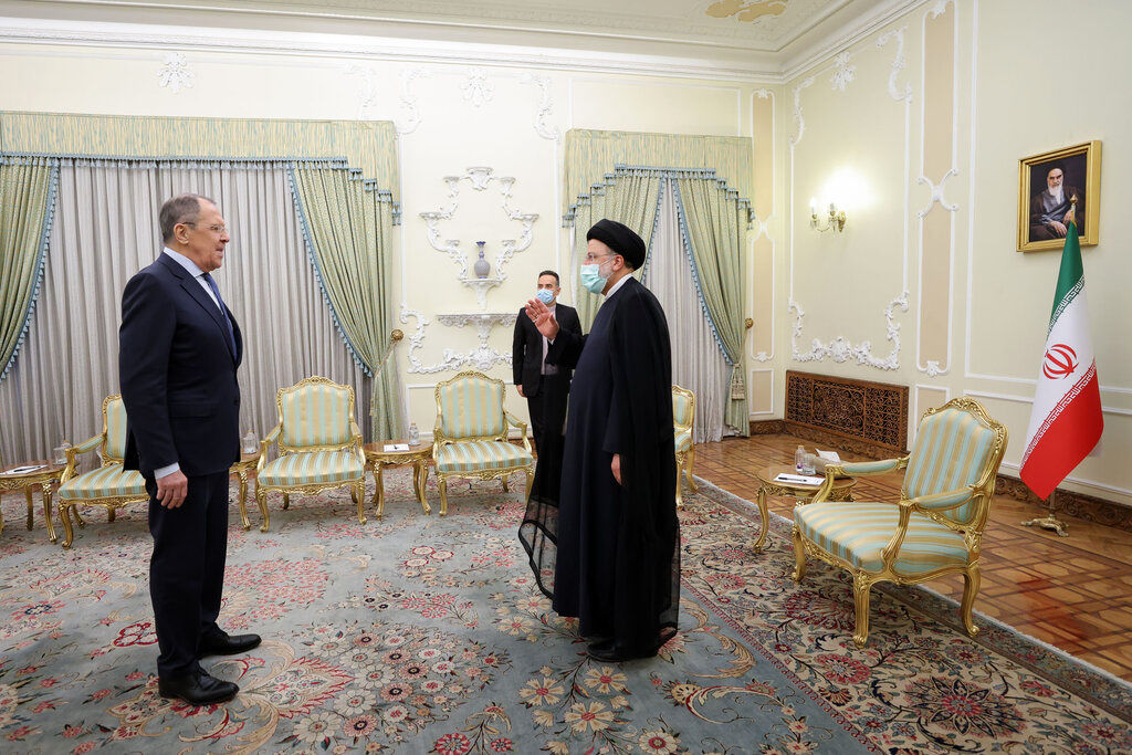 اتفاق عجیب در دیدار وزیر خارجه روسیه با رئیسی+عکس