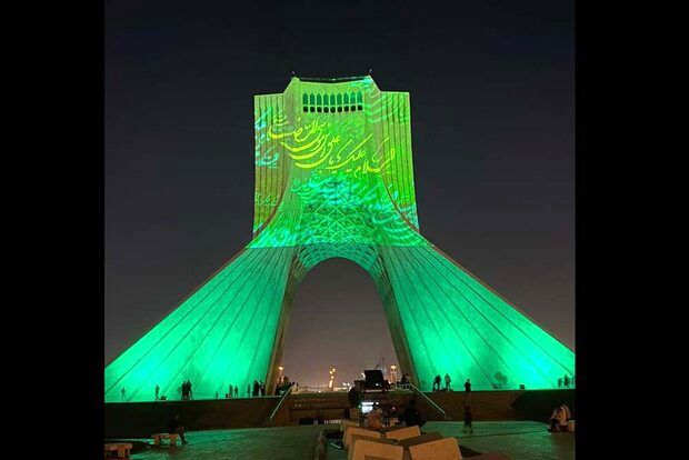 نقش پرچم حرم امام رضا(ع) بر برج آزادی تهران