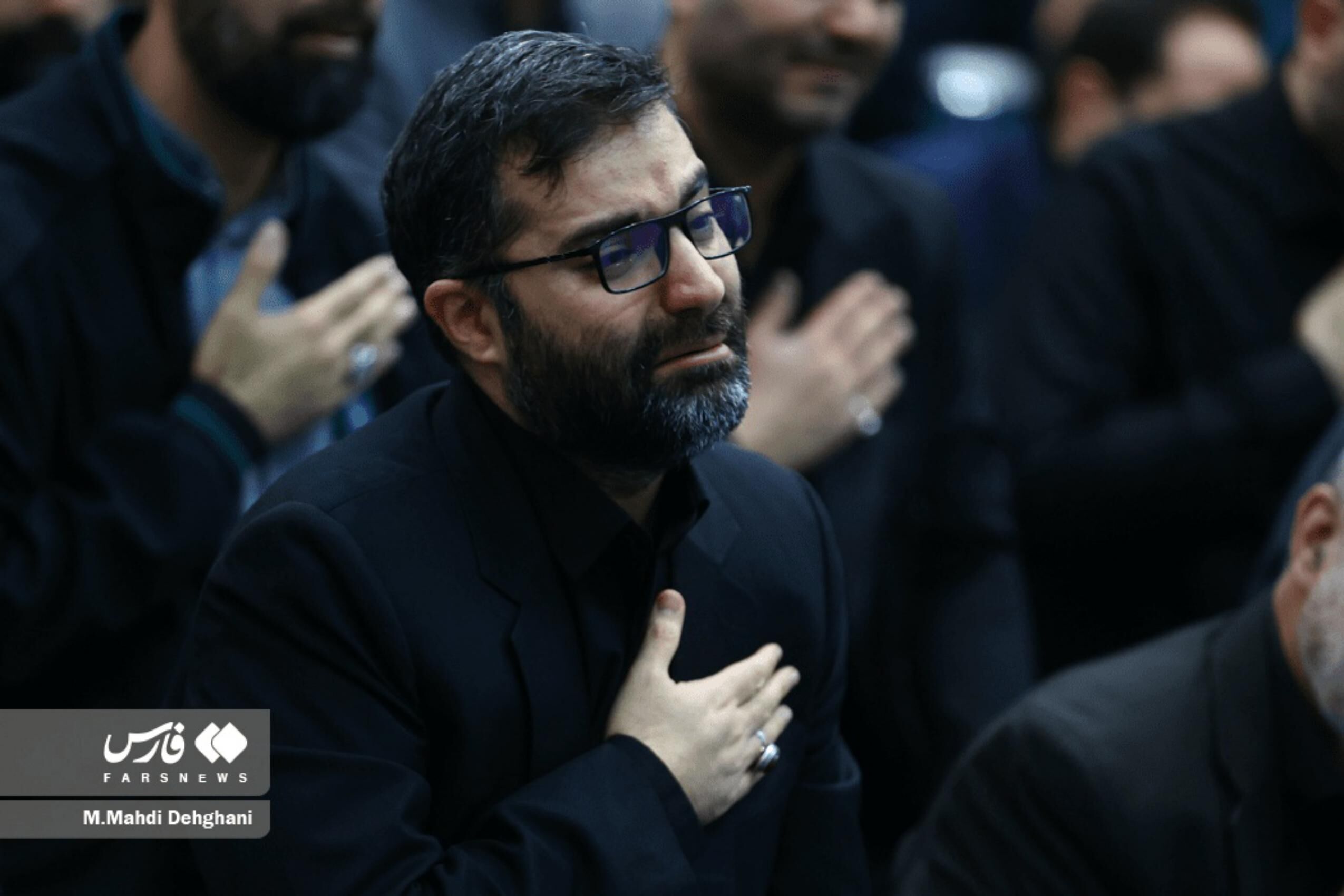 تصویری غم‌انگیز از فرزندان درگذشته سقاب اصفهانی در مراسم ترحیم + عکس