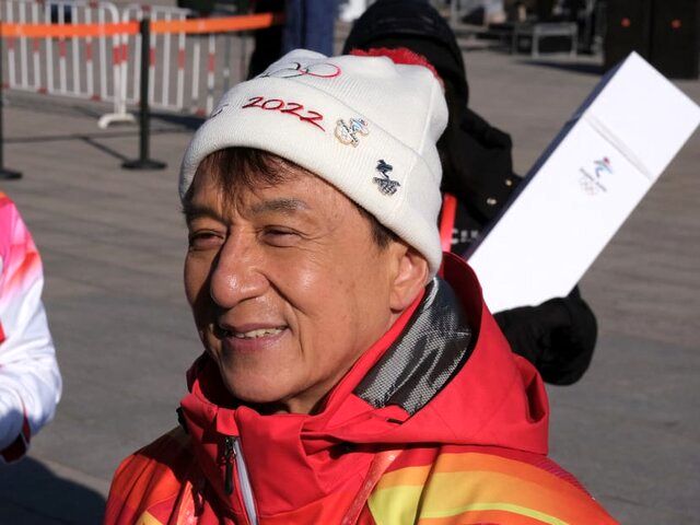 حمل مشعل المپیک زمستانی توسط جکی چان