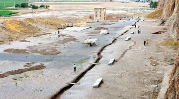 پاس گل به «تخریب» تاریخ ایران