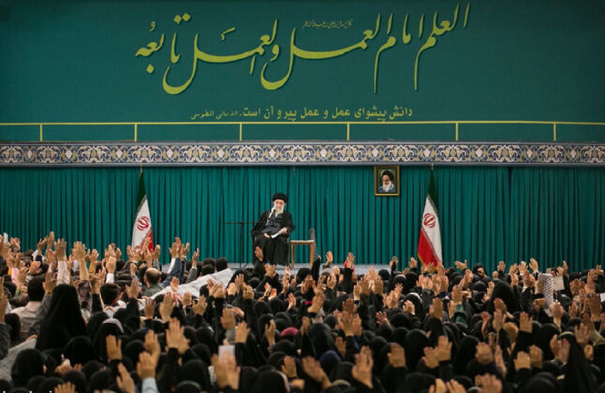 قابی دیدنی از رهبر انقلاب و رئیس‌جمهور منتخب در پایان مراسم شام غریبان+عکس