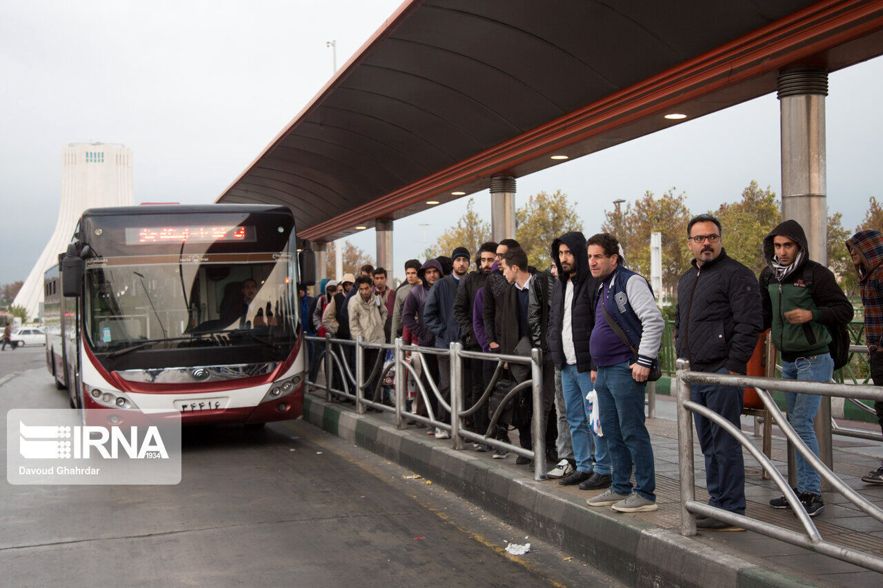 گلایه پایتخت نشینان از وضعیت حمل و نقل / اتوبوس‌هایی که نمی‌رسند و انتظارهایی که عادی شده‌اند!