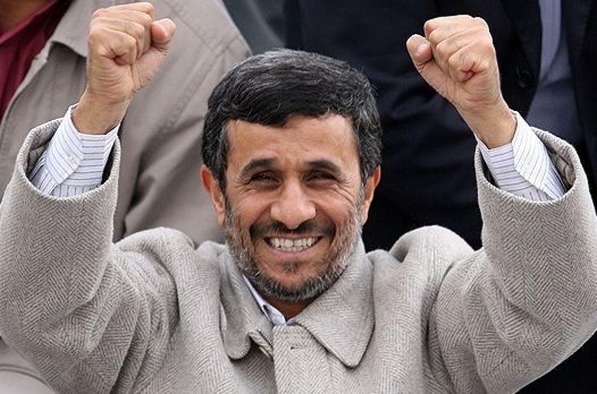 احمدی‌نژاد در محاصره هواداران/ عکس