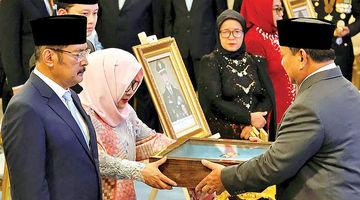 قهرمان ملی یا دیکتاتور جانی 