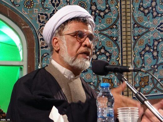 فاضل میبدی: زنی که در خیابان راه می رود مشکل مملکت نیست/ آبروی ایران را در دنیا می برید