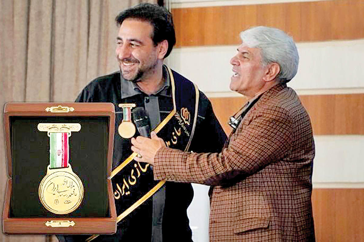 اهدای نشان‌ افتخار و حمایل حامی مدرسه‌سازی به مدیرعامل شرکت گل‌گهر