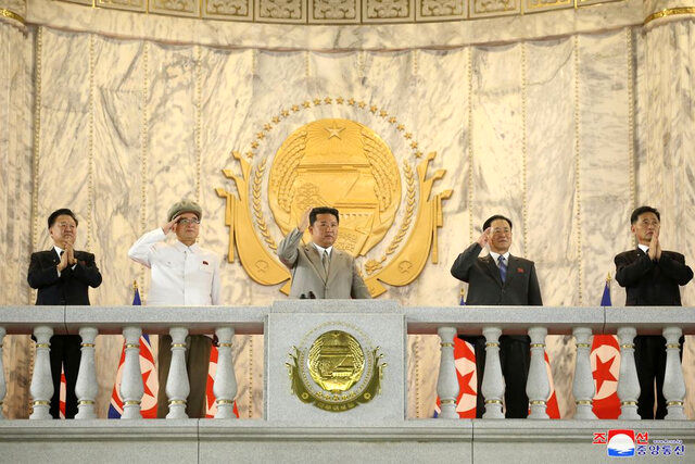 حضور رهبر کره شمالی در رژه نظامی