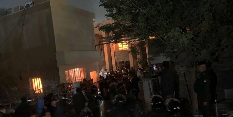 حمله معترضان به مقر حزب دموکرات کردستان عراق