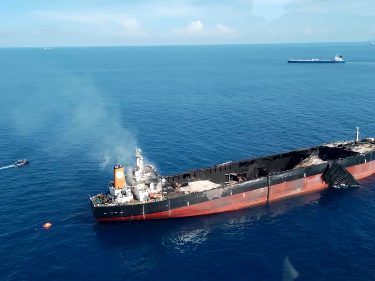 کشتی که ماموریت انتقال نفت ایران را داشت به طور مشکوکی آتش گرفت