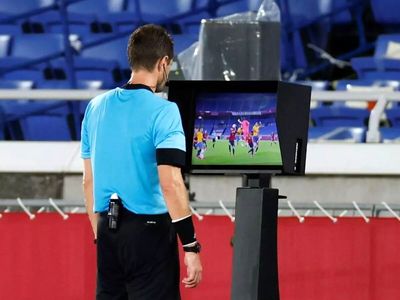 VAR به لیگ برتر بیست‌وچهارم نمی‌آید؟/زمان ورود کمک داور ویدئویی به مستطیل سبز ایران