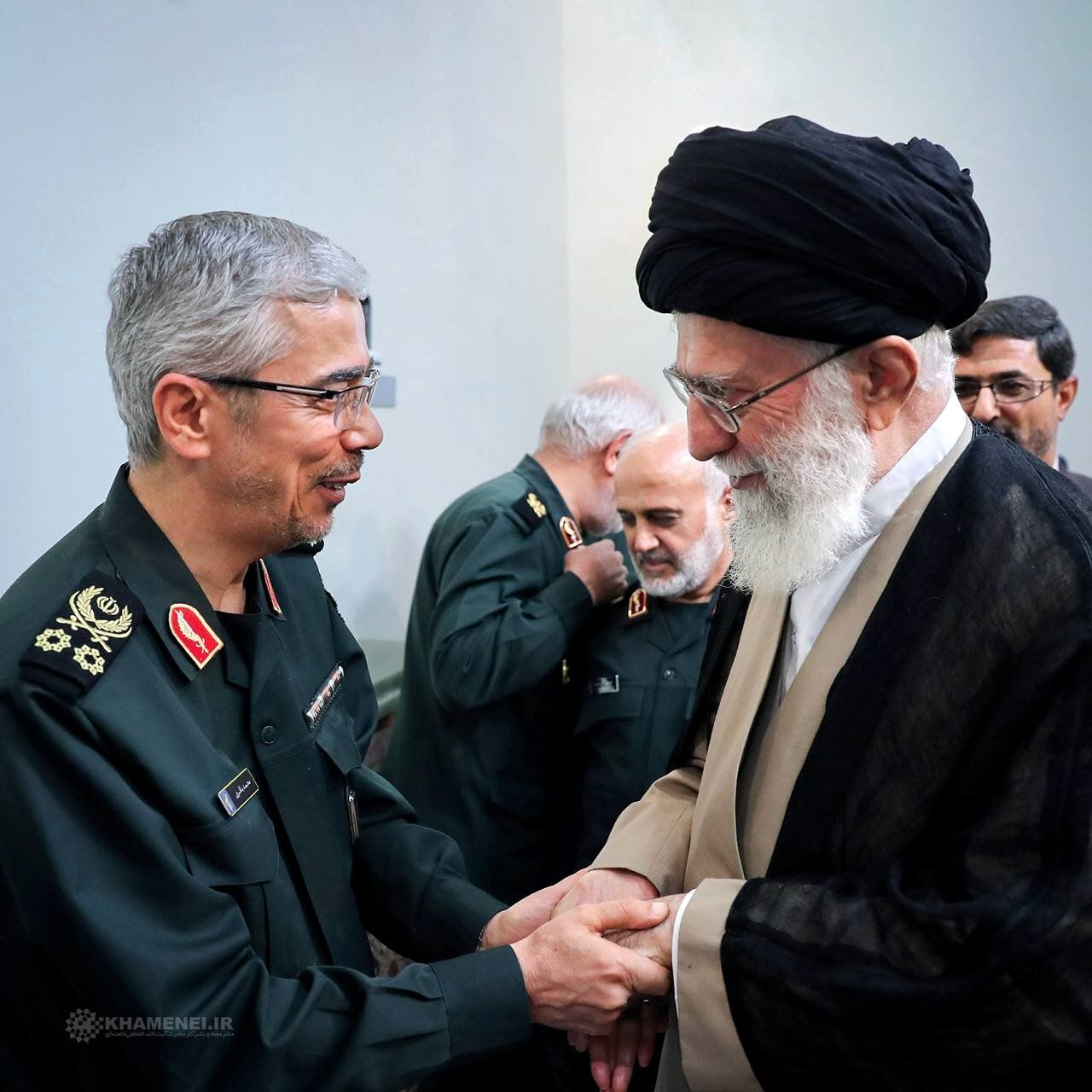 تصویری دیدنی از شهید باقری در کنار رهبر انقلاب 2