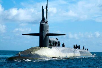 زیردریایی که آمریکا به خاورمیانه اعزام کرد + عکس