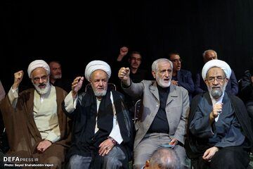 چهره های مطرح به مراسم بزرگداشت شهید «محمد باقری» رفتند / حضور زاکانی با دست شکسته + عکس