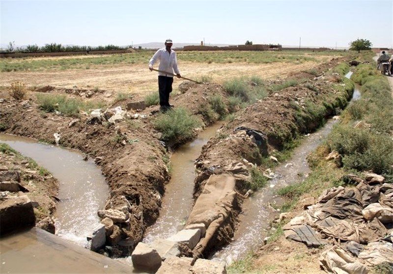 میزان زیادی از آب مصرفی برای آبیاری زمین‌های کشاورزی استفاده می‌شود