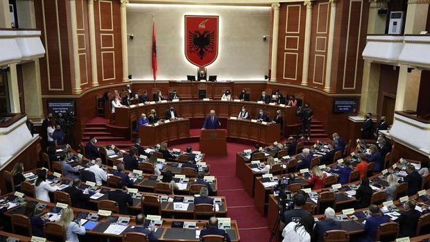 پارلمان این کشور به کابینه زنان رای موافق داد