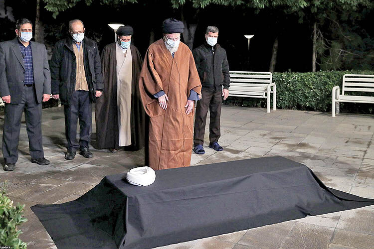 اقامه نماز رهبر انقلاب بر پیکر  آیت‌الله مصباح یزدی