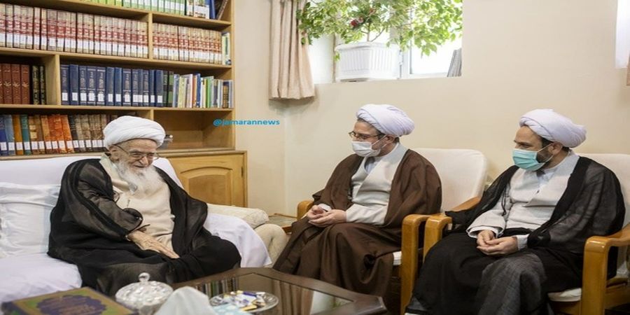 عکسی از دیدار فرزندان آیت الله مصباح یزدی با آیت الله صافی گلپایگانی