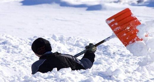 پارو کردن برف برای این افراد خطرناک است