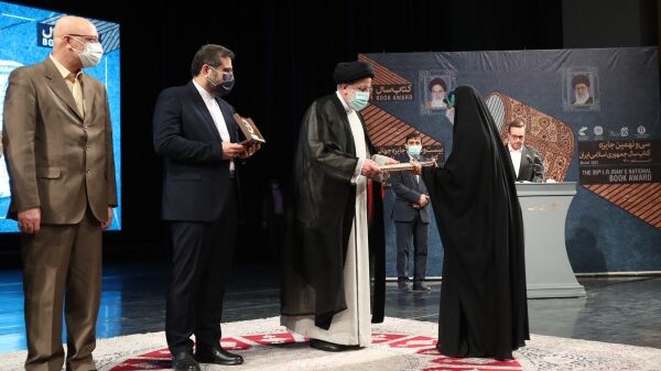 قدردانی از برگزیدگان جایزه کتاب سال با حضور رئیسی