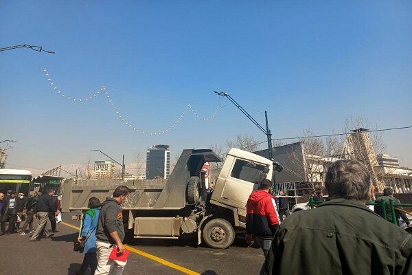 تصادف اتوبوس با کامیون در تهران+ جزئیات