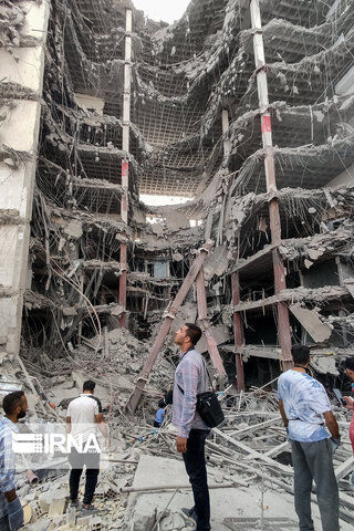 تصاویری دردآور از ریزش ساختمان ۱۰ طبقه در آبادان+عکس‌ها