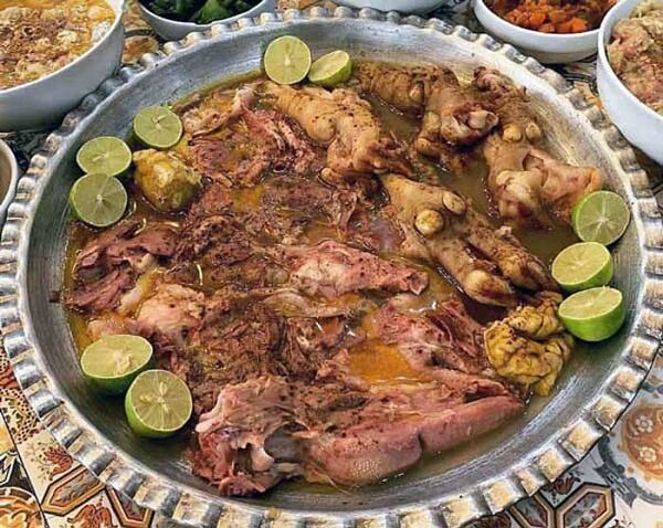 این افراد دور کله پاچه را خط بکشند