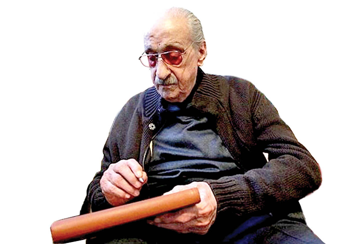 شجریان بر دستانش بوسه زد