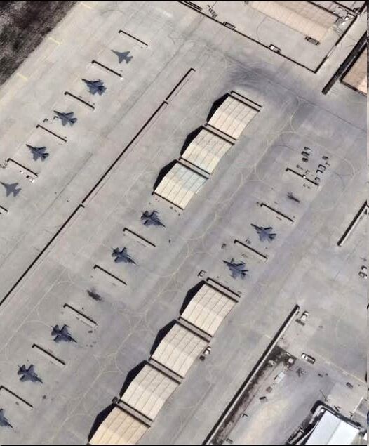 واشنگتن‌پست: طالبان تصاویر هواپیماهای نظامی را در پایگاه هوایی بگرام نقاشی کرده است