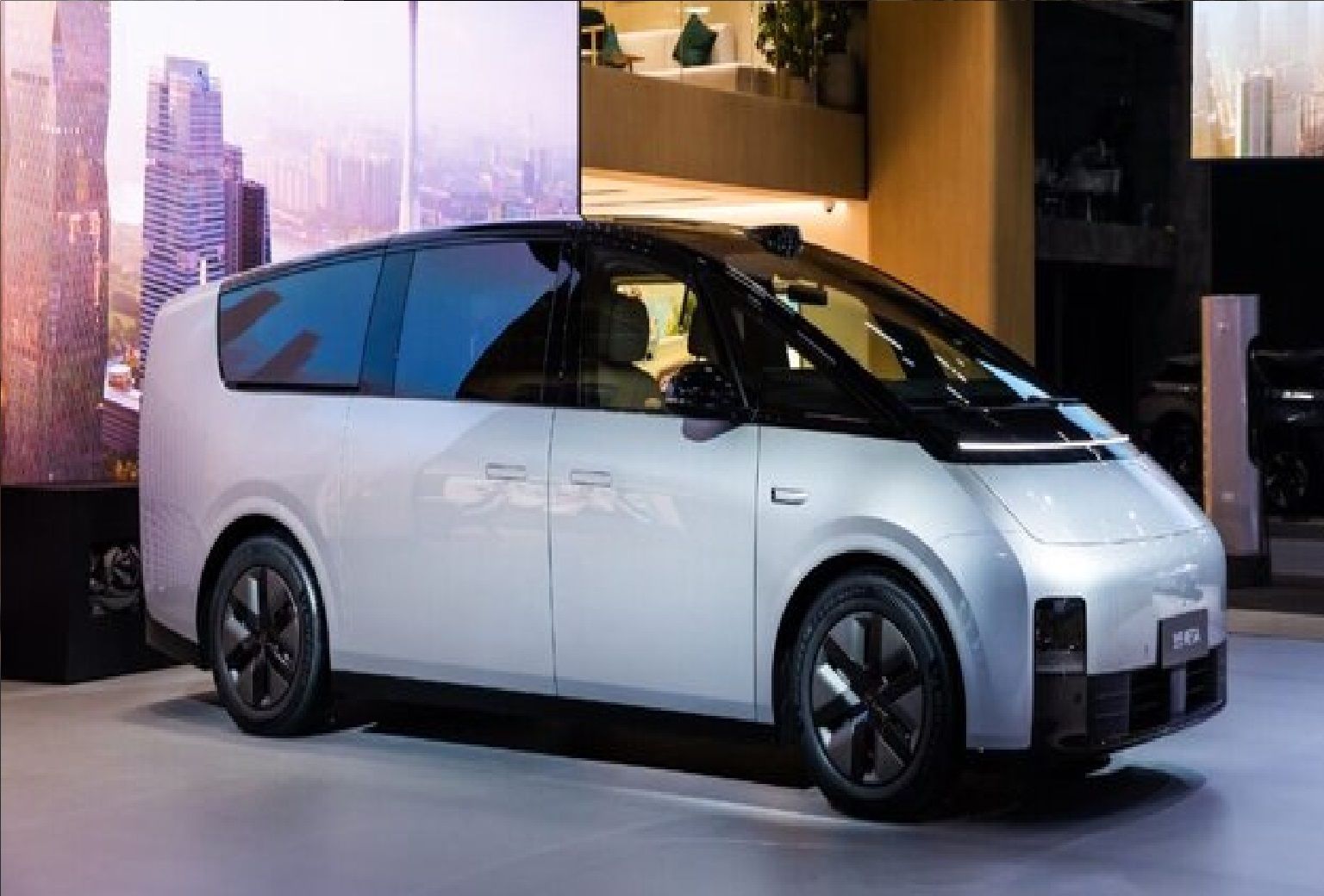 اولین خودروی تمام الکتریکی «لی آتو» در راه بازار