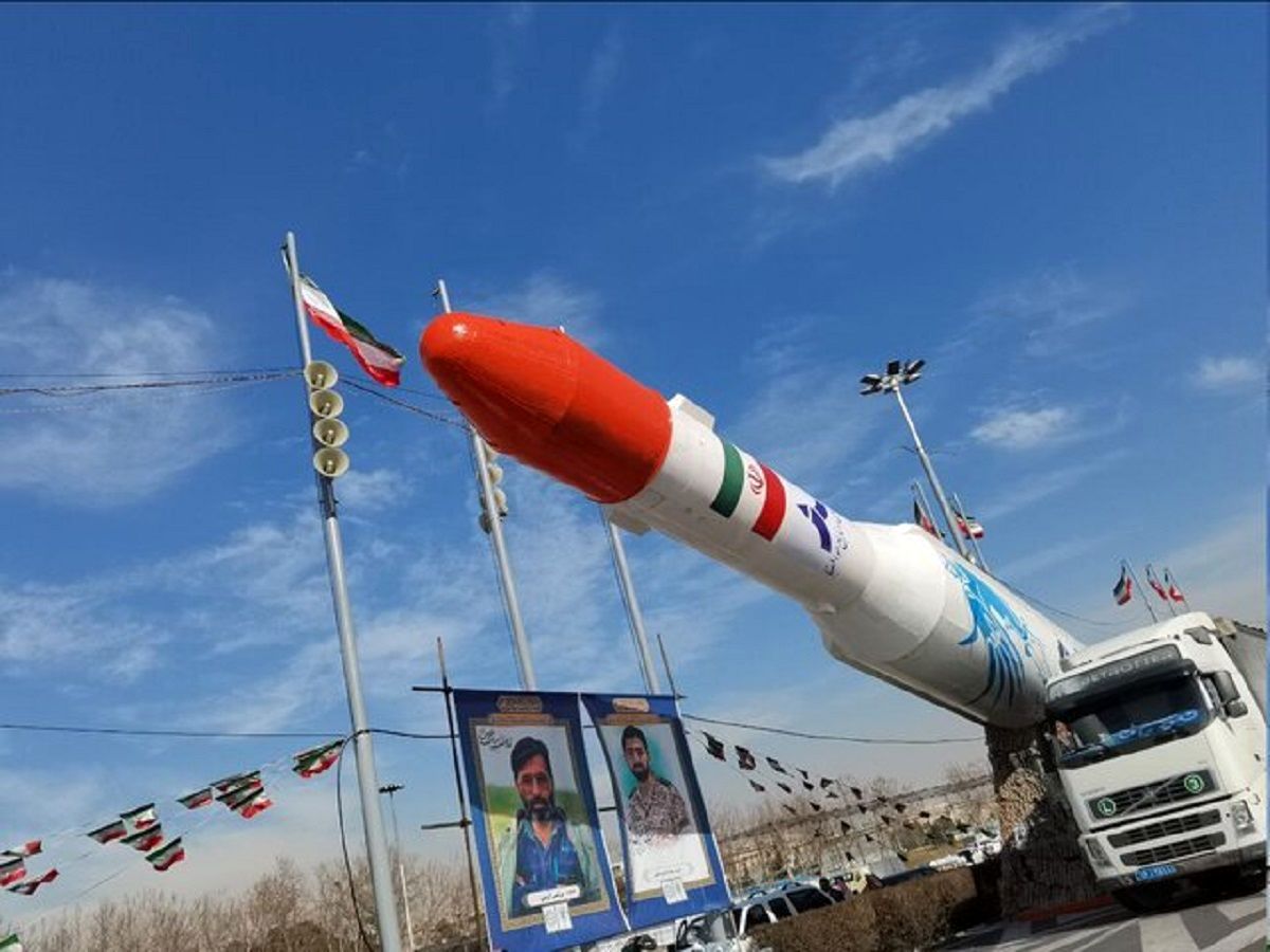 موشک‌های بالستیک حاج قاسم، قیام و سجیل به صف شدند/ نمایش دستاوردهای دفاع ایران در میدان آزادی