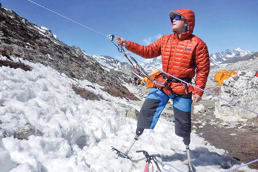 کوهنورد معلول اورست را فتح کرد
