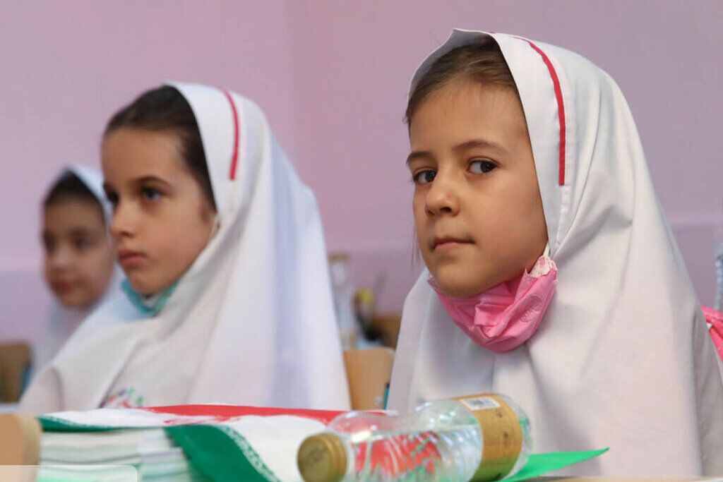 یک تصویر جنجالی/ دانش آموزان با پتو به مدرسه رفتند
