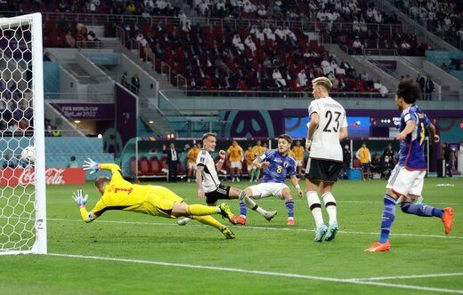  نماز خواندن قطری ها در استادیوم+عکس