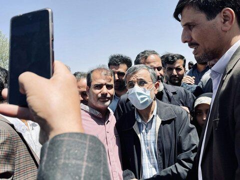 اشتیاق مردم برای سلفی با احمدی نژاد+عکس‌ها
