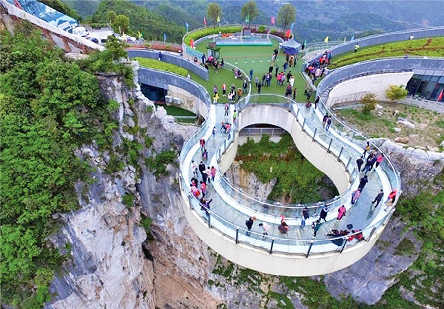 افتتاح پل شیشه‌ای در چین