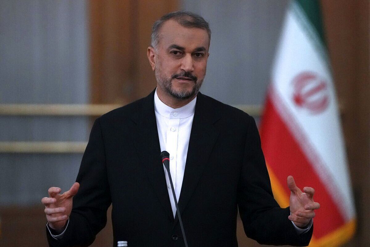 اعطای لباس خادمی آستان قدس به خانواده امیرعبداللهیان+ عکس 
