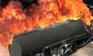 واژگونی و آتش‌سوزی یک تانکر حامل سوخت + عکس 