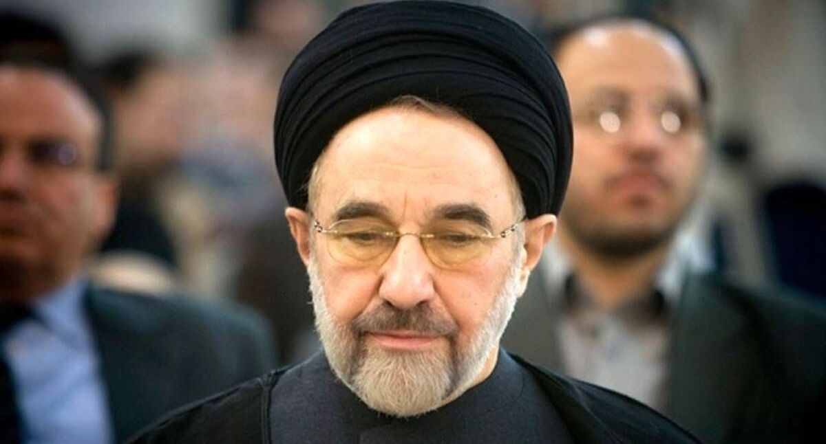 اقامه نماز سیدمحمد خاتمی بر پیکر آیت الله رحمت+ تصاویر