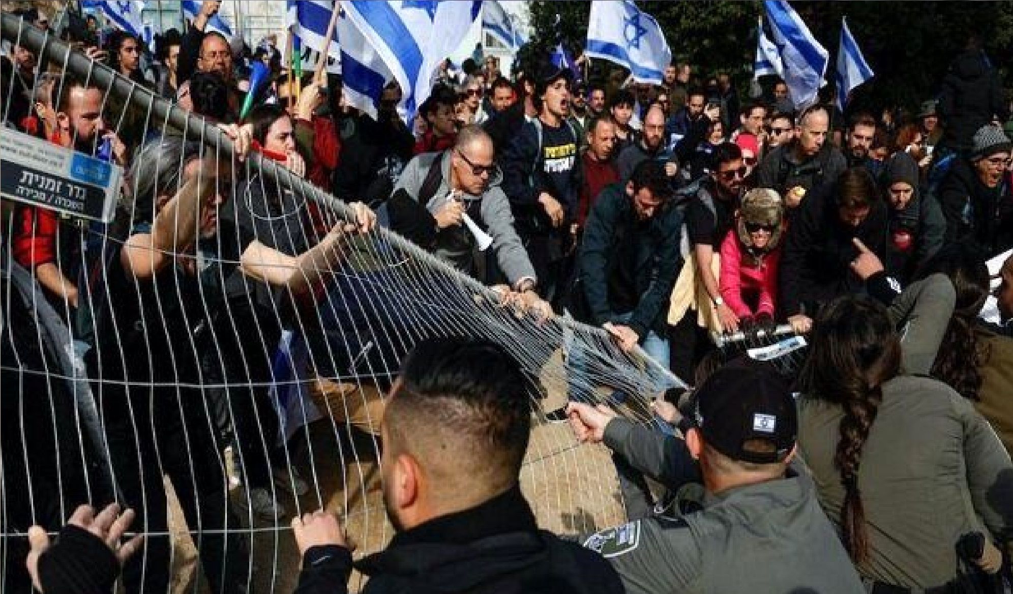 درگیری شدید پلیس اسرائیل با شهرک‌نشینان در مقابل اقامتگاه نتانیاهو