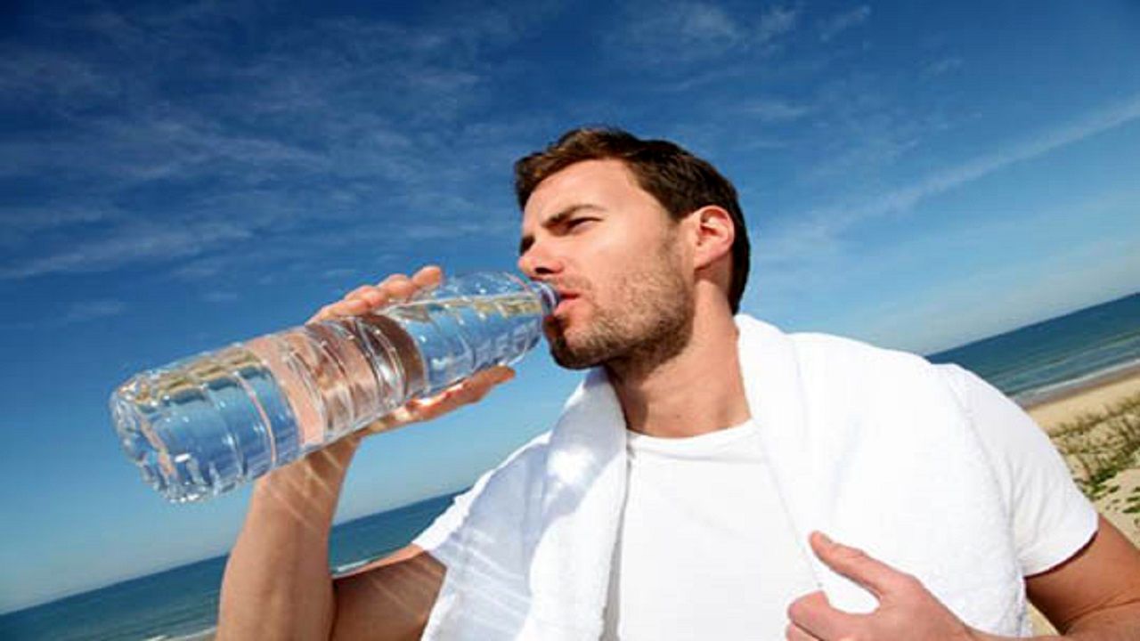 آیا می‌دانستید بیش از حد آب خوردن این عوارض را دارد؟